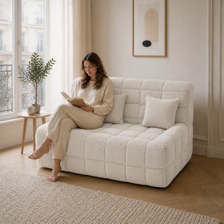 #BlancCrème Canapé Waffle Classic matelassé 2 places blanc crème, installé dans un salon lumineux