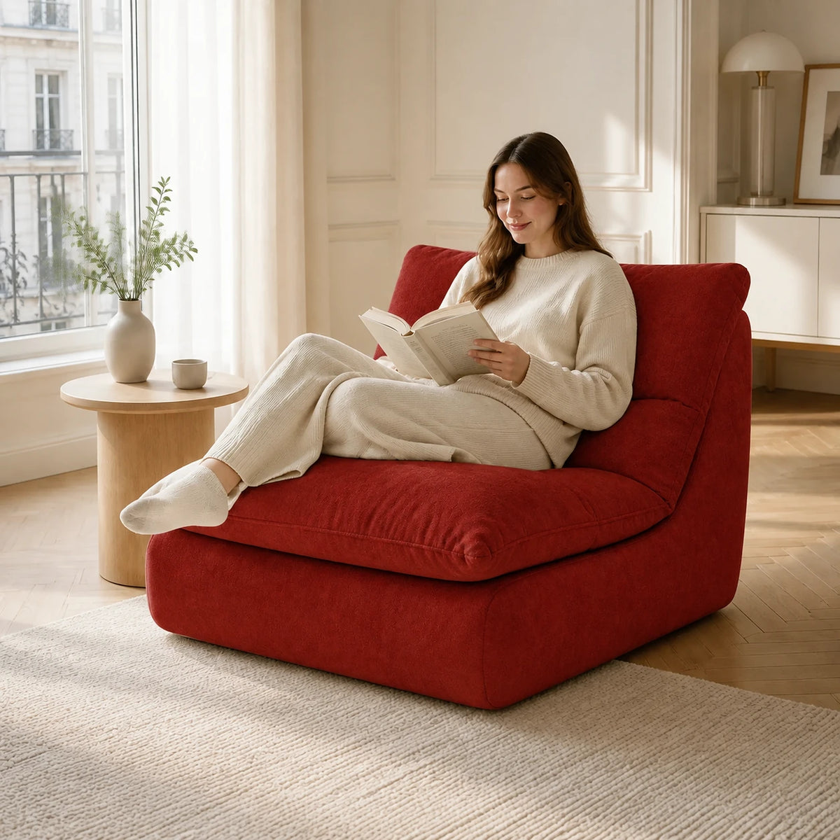 #Rouge Chauffeuse Gummy Mini rouge, installé dans un salon lumineux