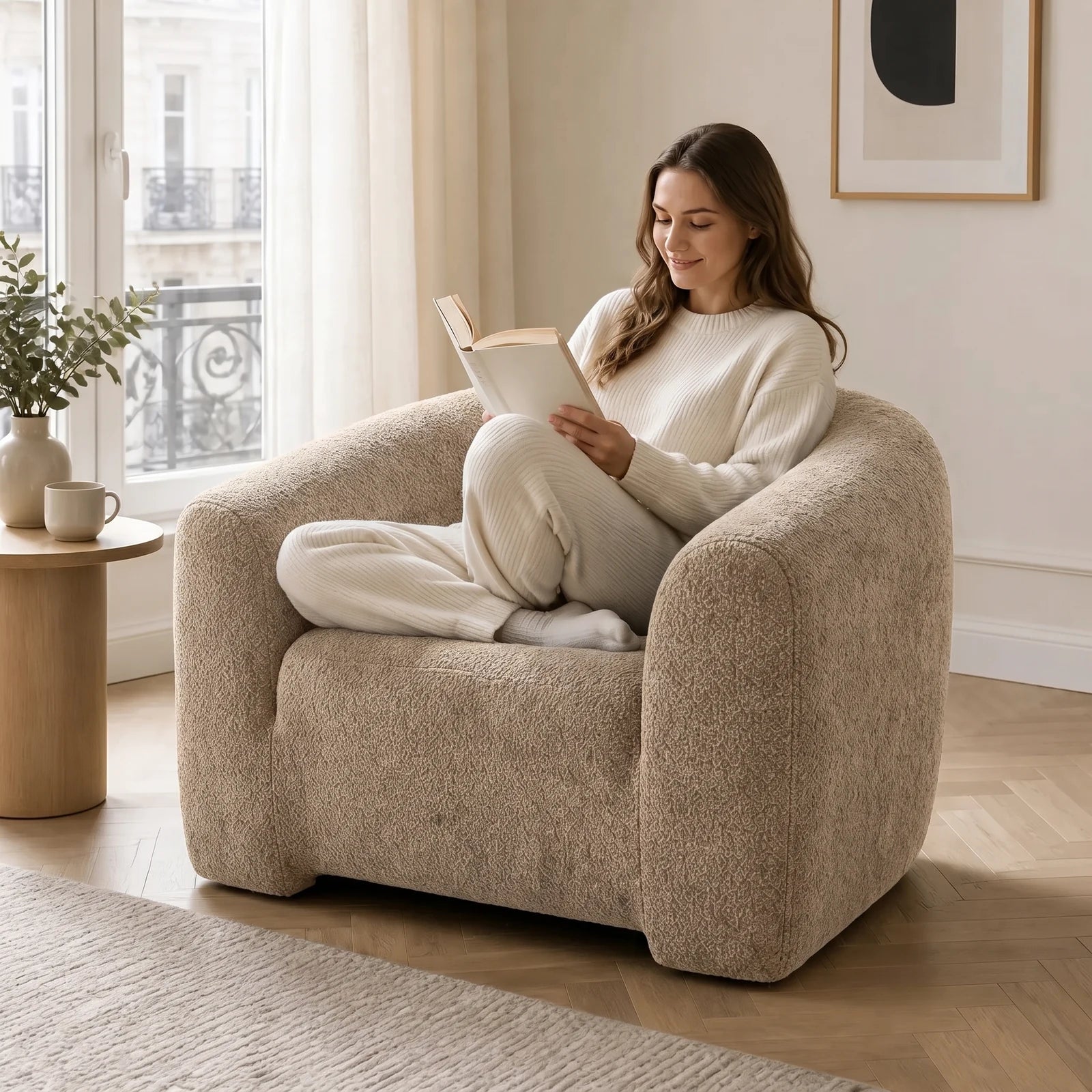 #BeigeSable Fauteuil Cocoun beige sable, installé dans un salon lumineux