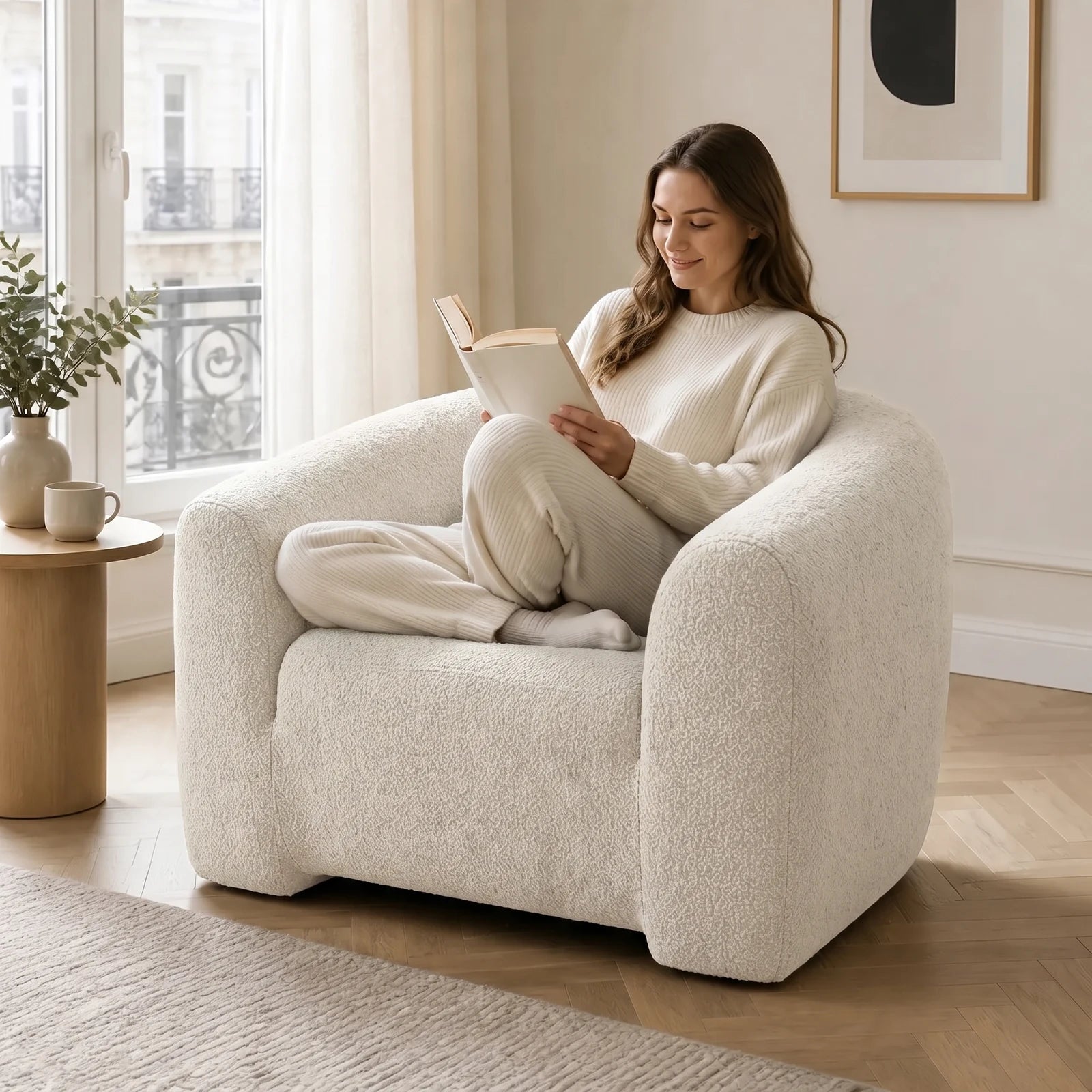 #BlancCrème Fauteuil Cocoun blanc crème, installé dans un salon lumineux