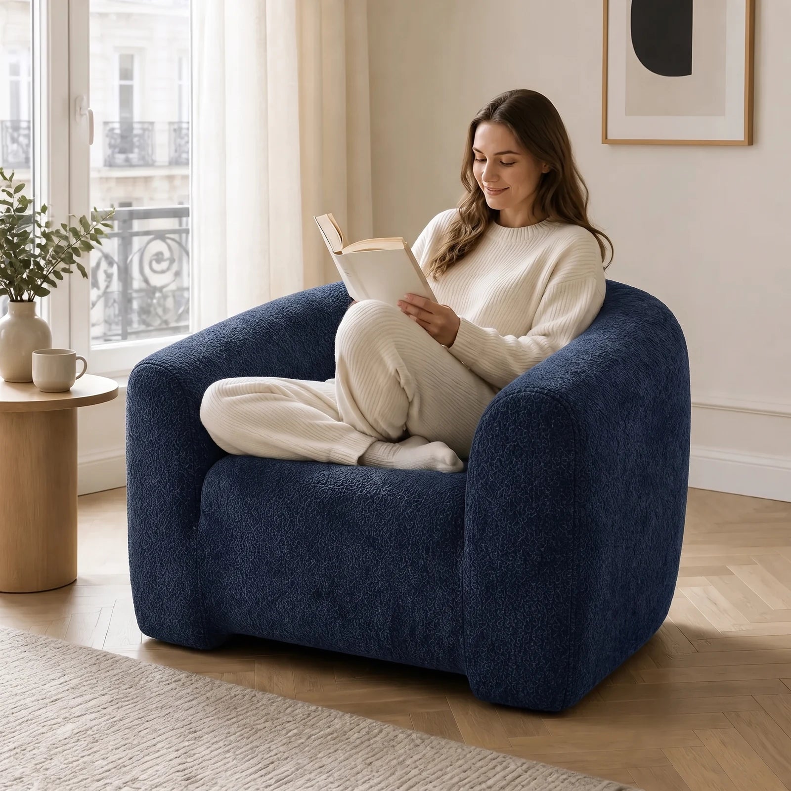 #BleuMarine Fauteuil Cocoun bleu marine, installé dans un salon lumineux