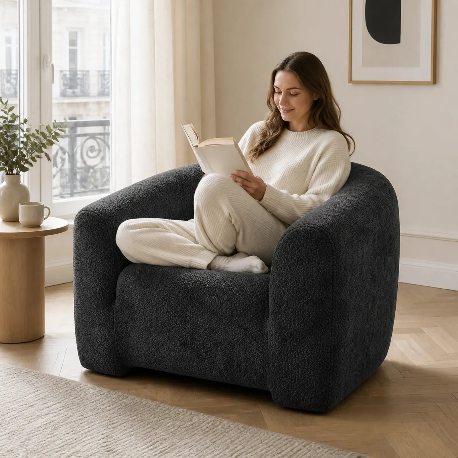 #Noir Fauteuil Cocoun noir, installé dans un salon lumineux