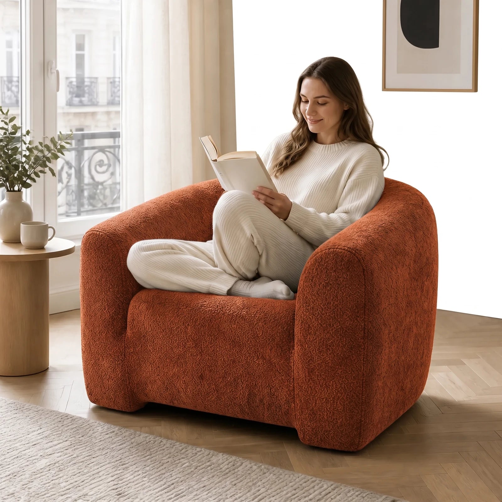 #OrangeTerracotta Fauteuil Cocoun orange terracotta, installé dans un salon lumineux