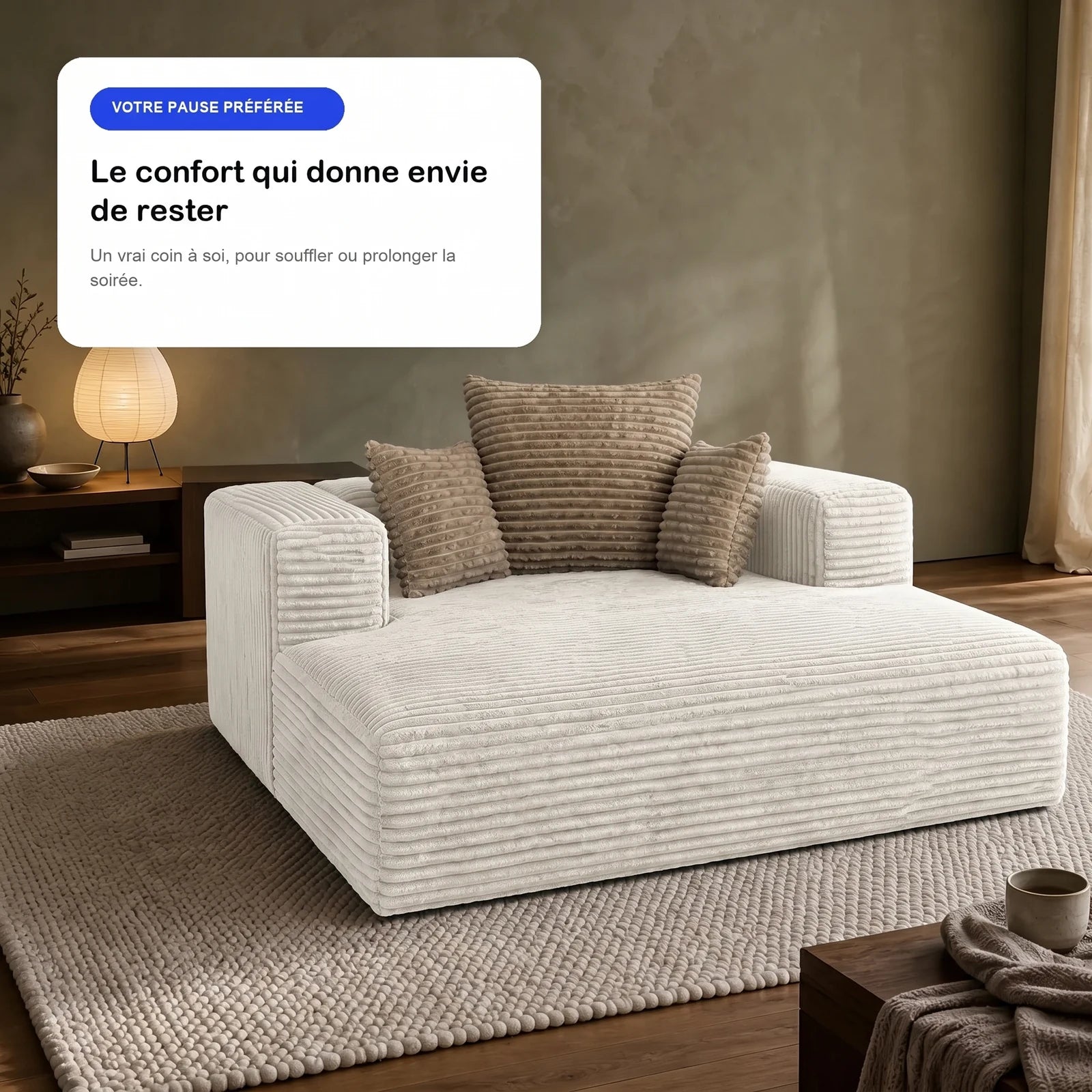 #BlancCrème Méridienne Ampio Bed blanc crème en velours côtelé, dans un salon parisien, ambiance du soir