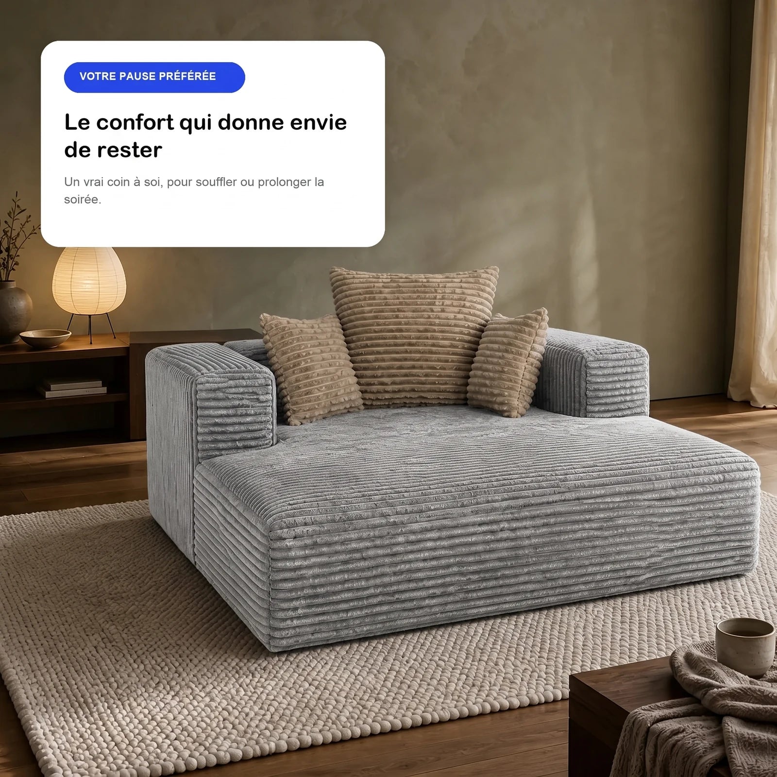 #Gris Méridienne Ampio Bed gris en velours côtelé, dans un salon parisien, ambiance du soir