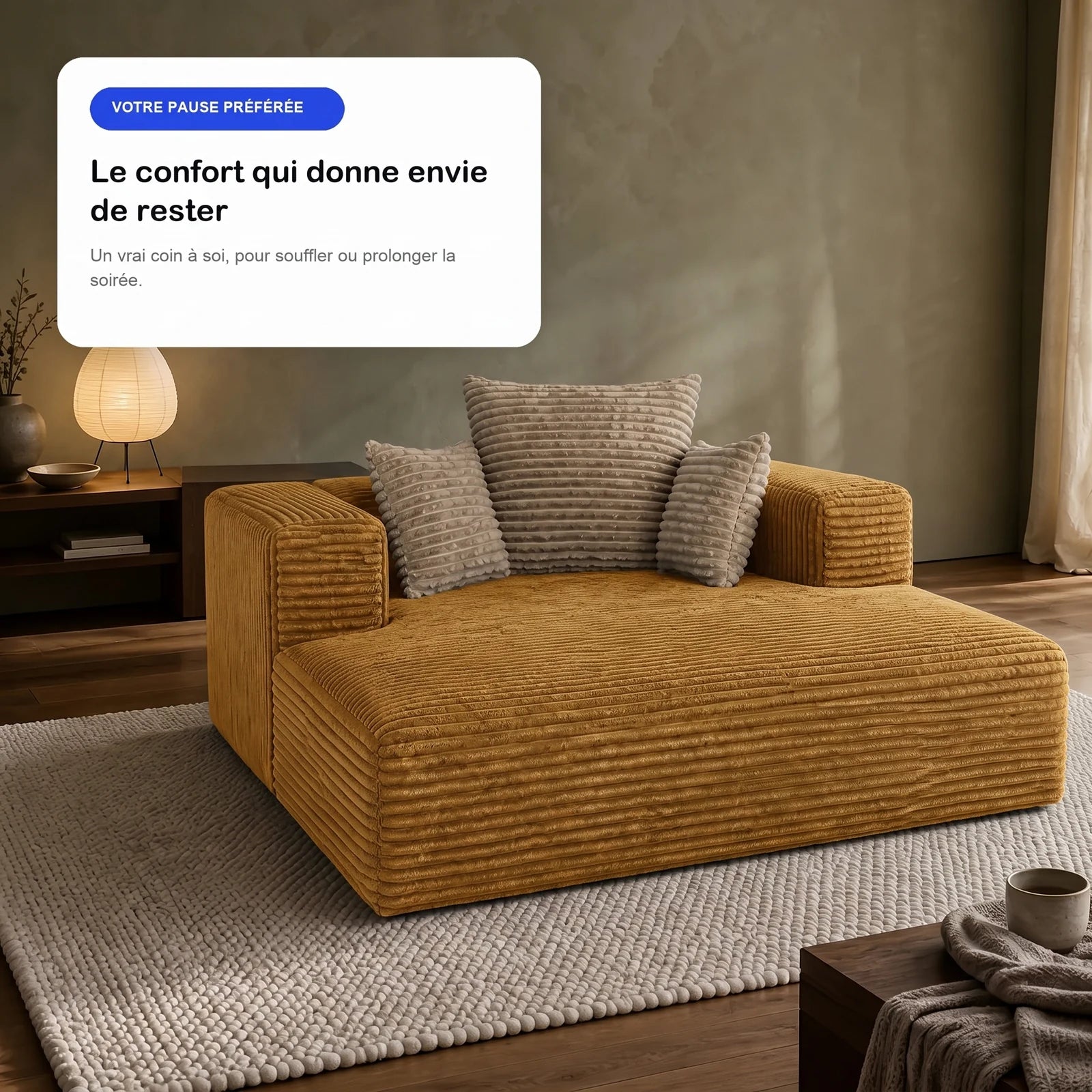 #JauneMoutarde Méridienne Ampio Bed jaune moutarde en velours côtelé, dans un salon parisien, ambiance du soir