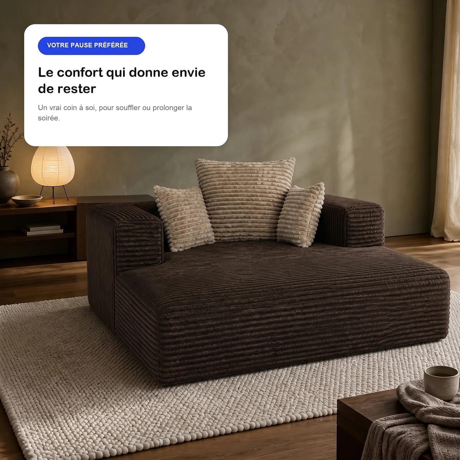 #Marron Méridienne Ampio Bed marron en velours côtelé, dans un salon parisien, ambiance du soir