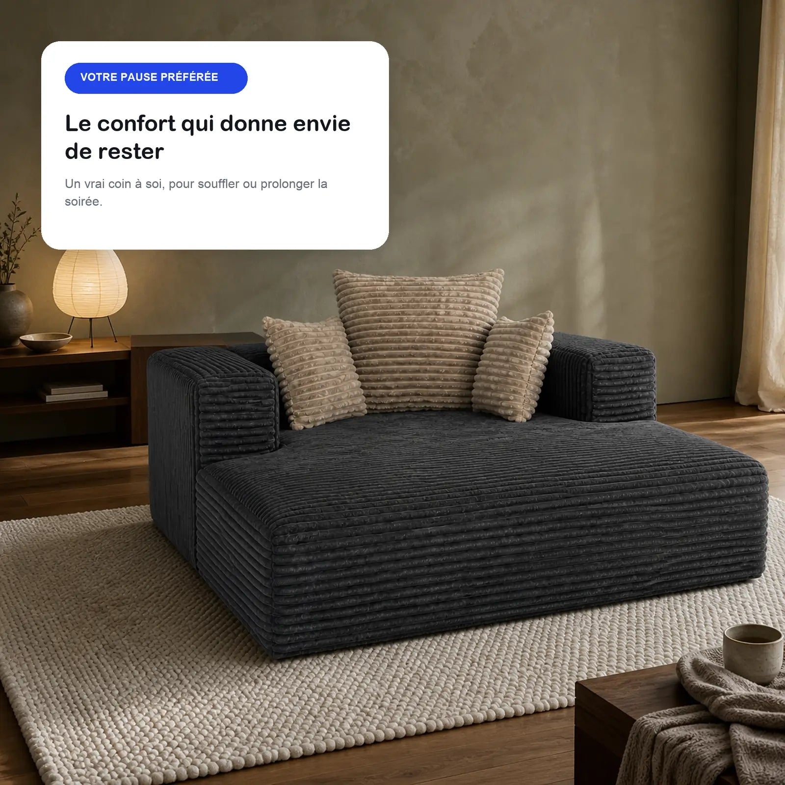 #Noir Méridienne Ampio Bed noir en velours côtelé, dans un salon parisien, ambiance du soir