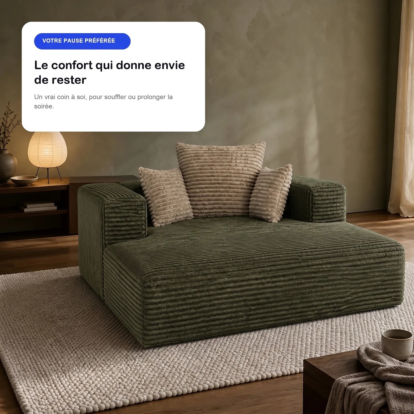 #VertKaki Méridienne Ampio Bed vert kaki en velours côtelé, dans un salon parisien, ambiance du soir